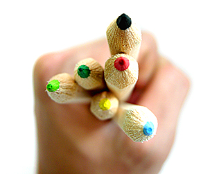 Színes ceruzák a kézben